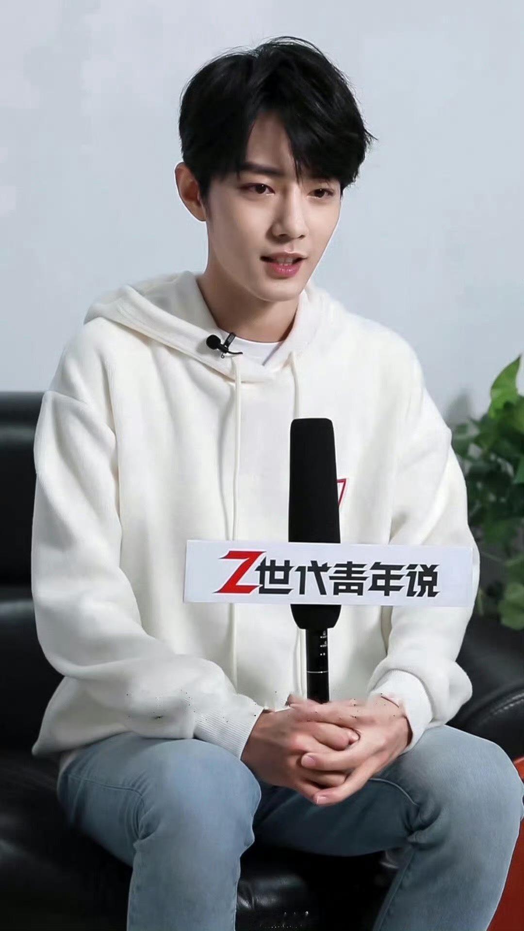 肖战这身白色卫衣造型真帅！好清新！​​​