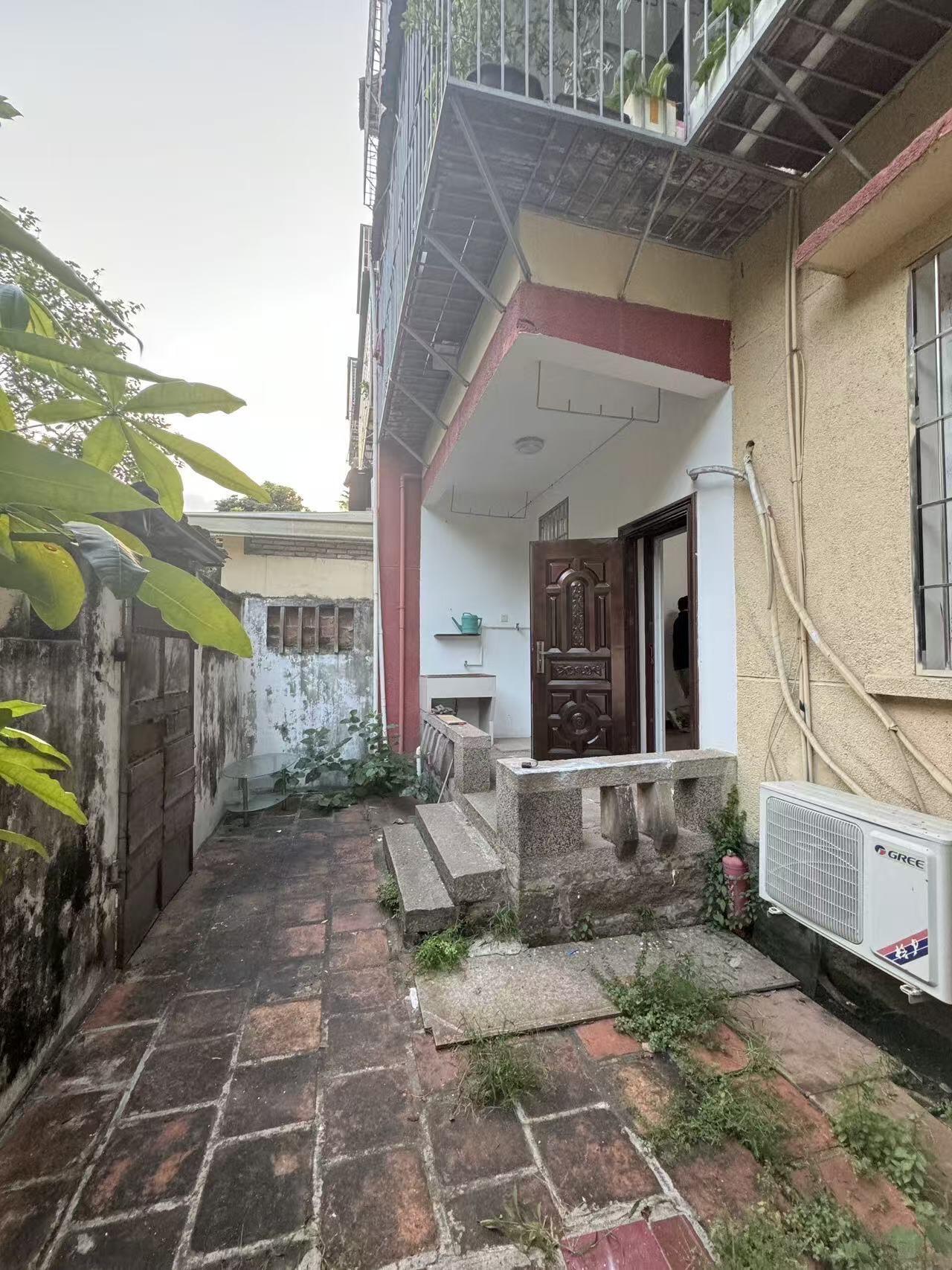 厦门一女子晒出自己家，84m²一楼带院子老破小，房龄比她还大，记得第一眼看到它的