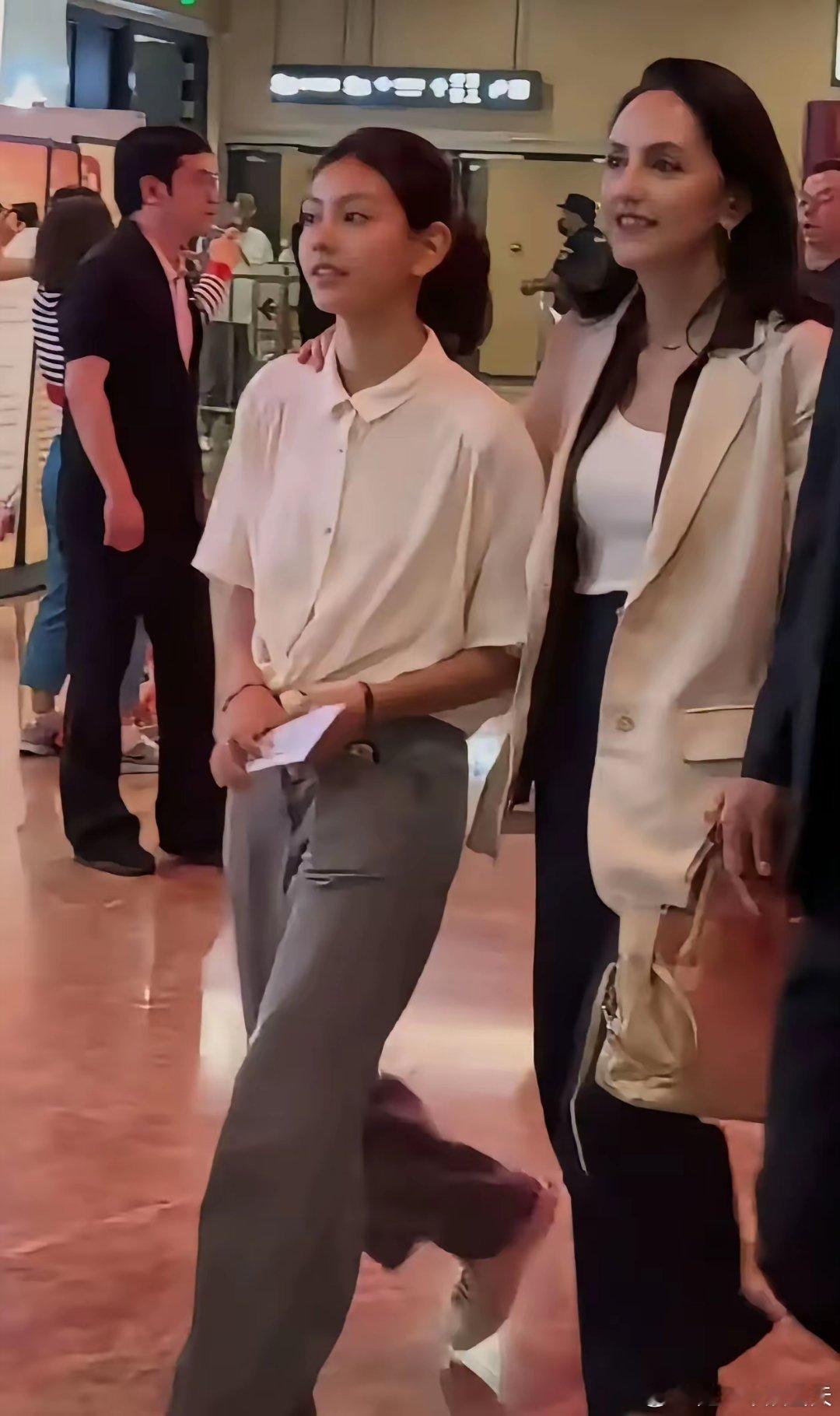 难道只有我认为刘烨14岁女儿霓娜才有那个年龄段该有的样子：天真、清爽、干净、活泼