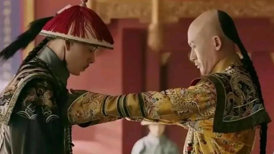 乾隆与弘昼一同监考，过了饭点考生仍未写完，弘昼便让乾隆先去用餐，乾隆没有应允。谁