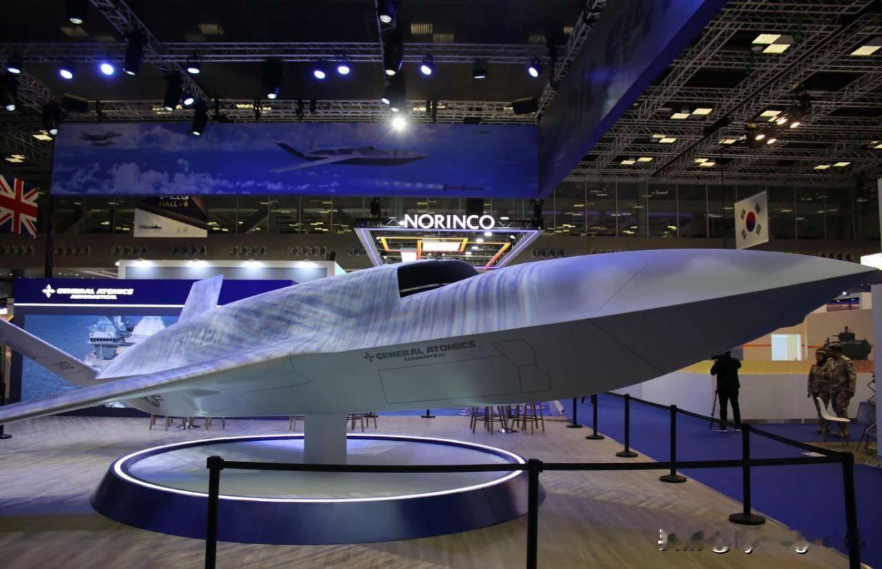 ✈️🇺🇸美国公开展示了YFQ-42A无人攻击战斗机。1月20日，在卡塔