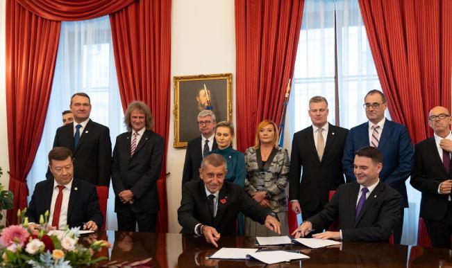 捷克大选一出结果全欧洲都傻了眼，之前还哐哐给乌克兰送炮弹的“援乌老大哥”，一夜之