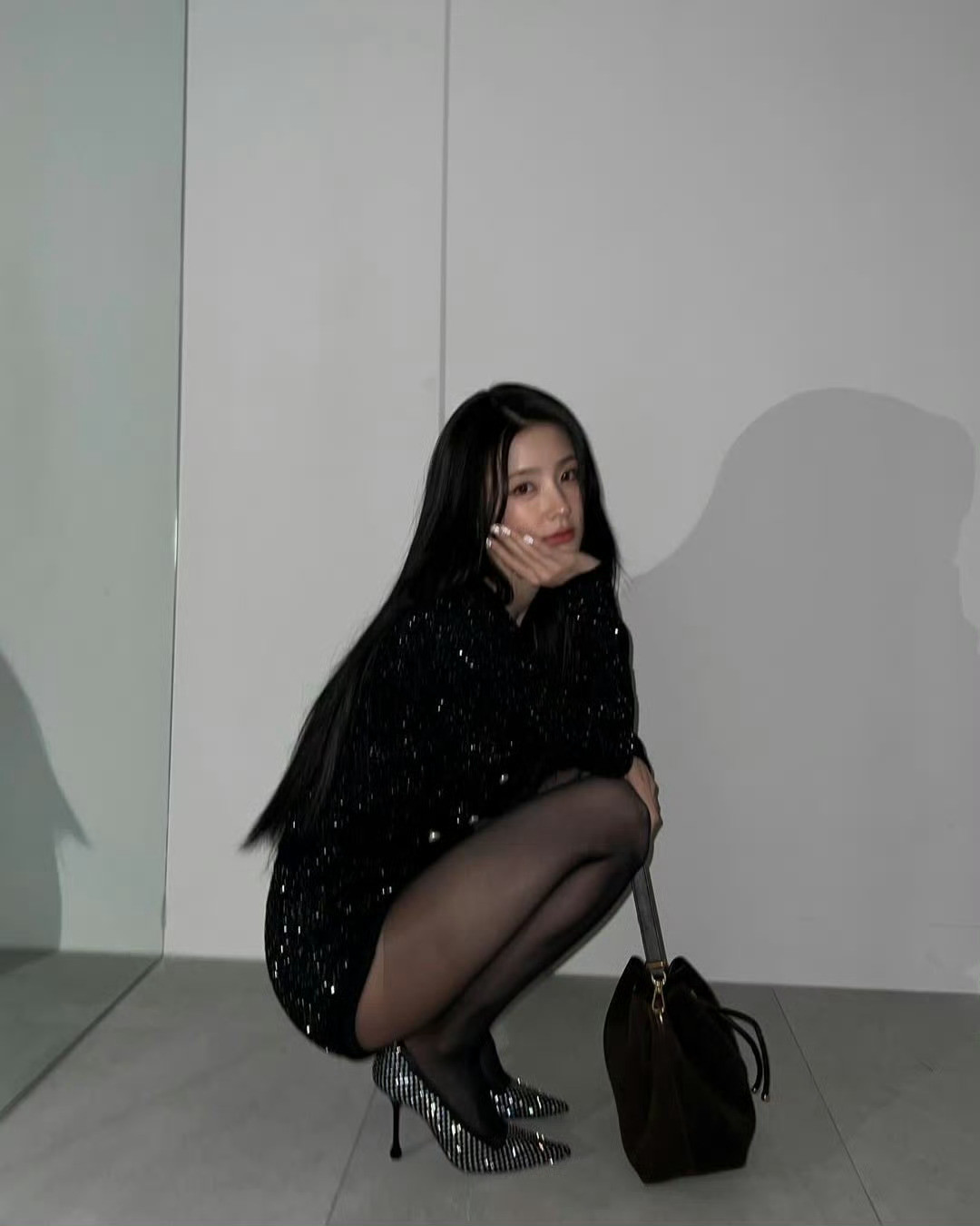 赵美延黑丝美腿，不愧担任过主持人，气质真的不错