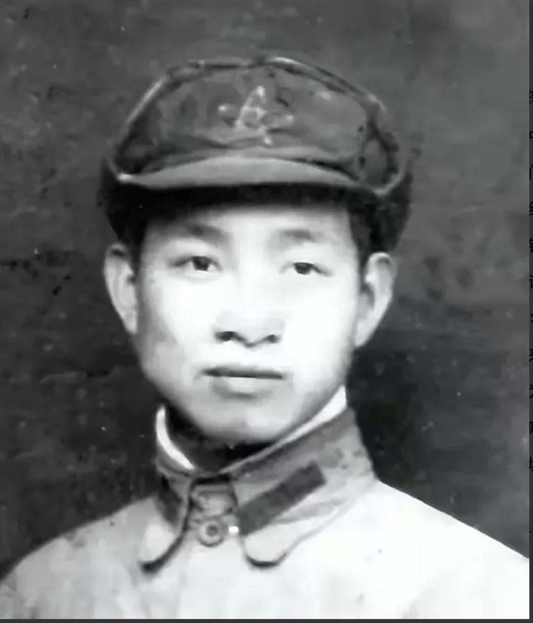 1937年，酒楼里双面间谍正欲刺杀朱德，忽有枪顶后背：“你好啊，骷髅先生！跟我们