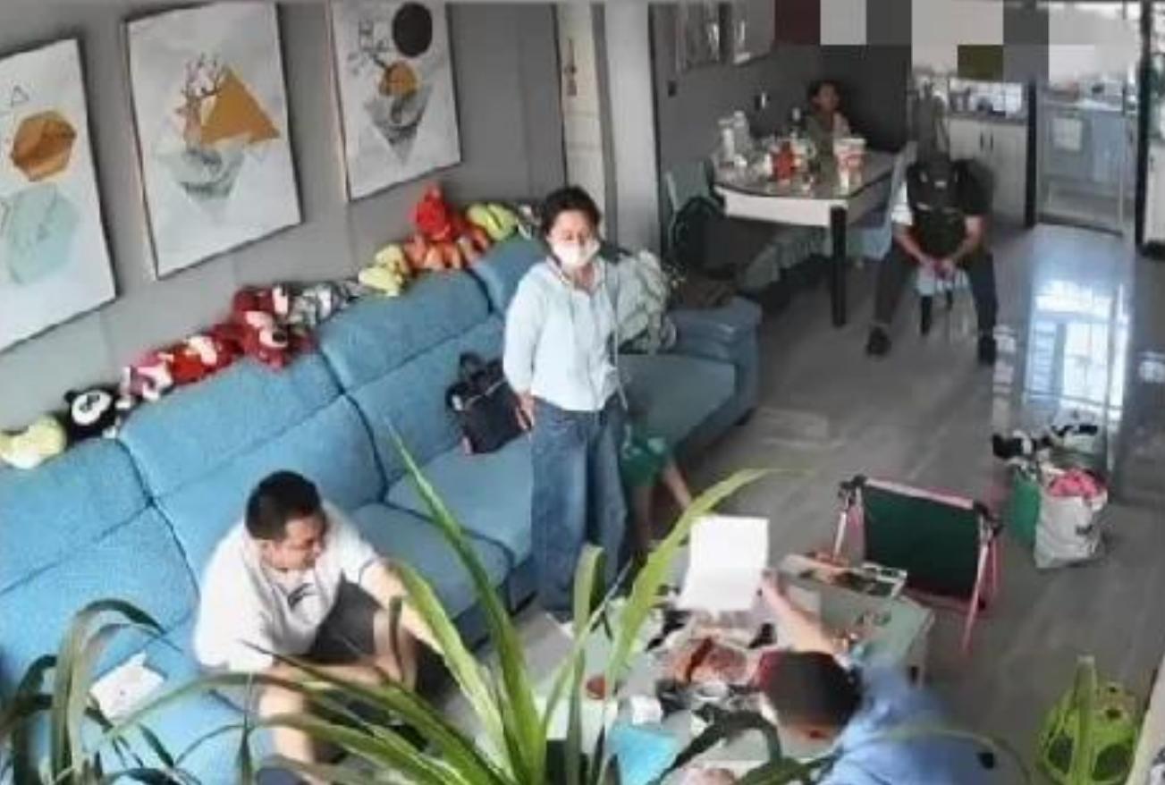 新疆一女子逼迫丈夫离婚，提着行李就走，连孩子都没招呼。六月十四日，新疆地