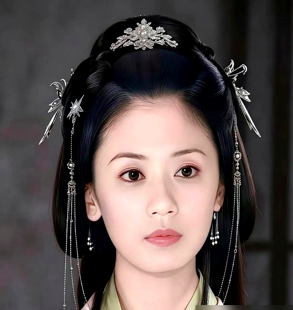 为杨蓉量身定制的女主，开机前一个月硬生生被换成了关晓彤。于正终于亲口承认了当年《凤囚凰》的内幕。这戏