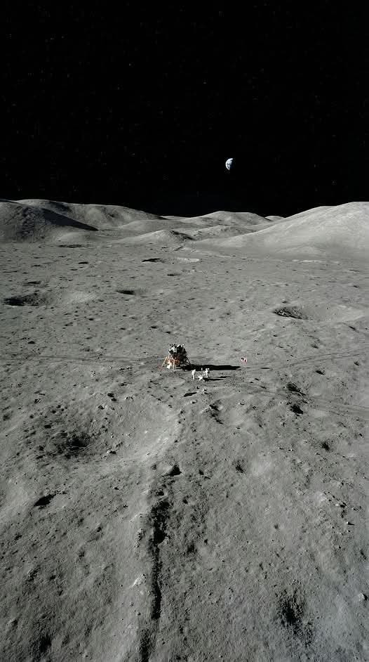 从月球广袤的表面俯瞰，可以看到阿波罗登月点被无尽的陨石坑和丘陵环绕，地平线上还能