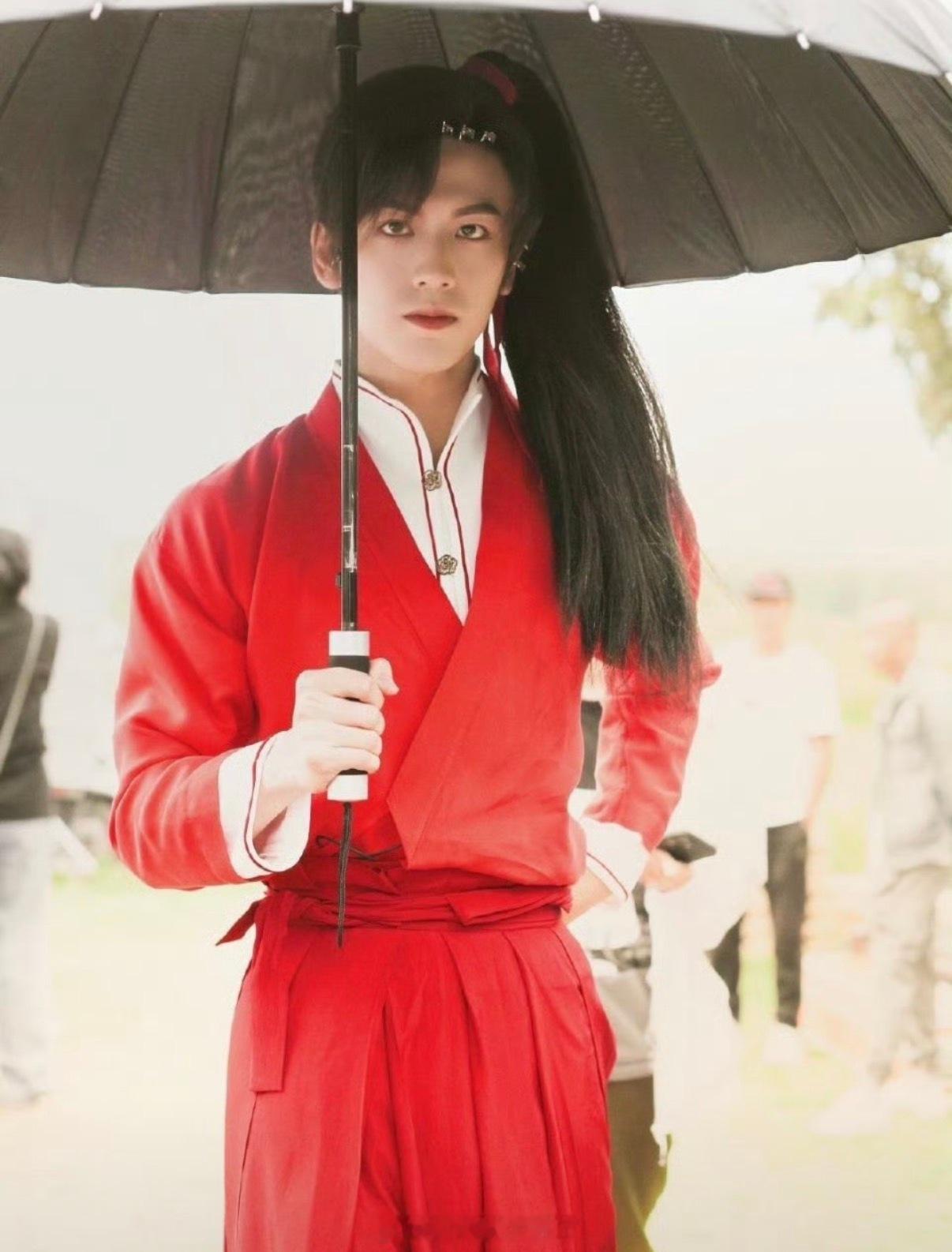 有网友说张凌赫流量没那么强是因为天官没播，播了他就是流量人气实绩都全了，大家怎么