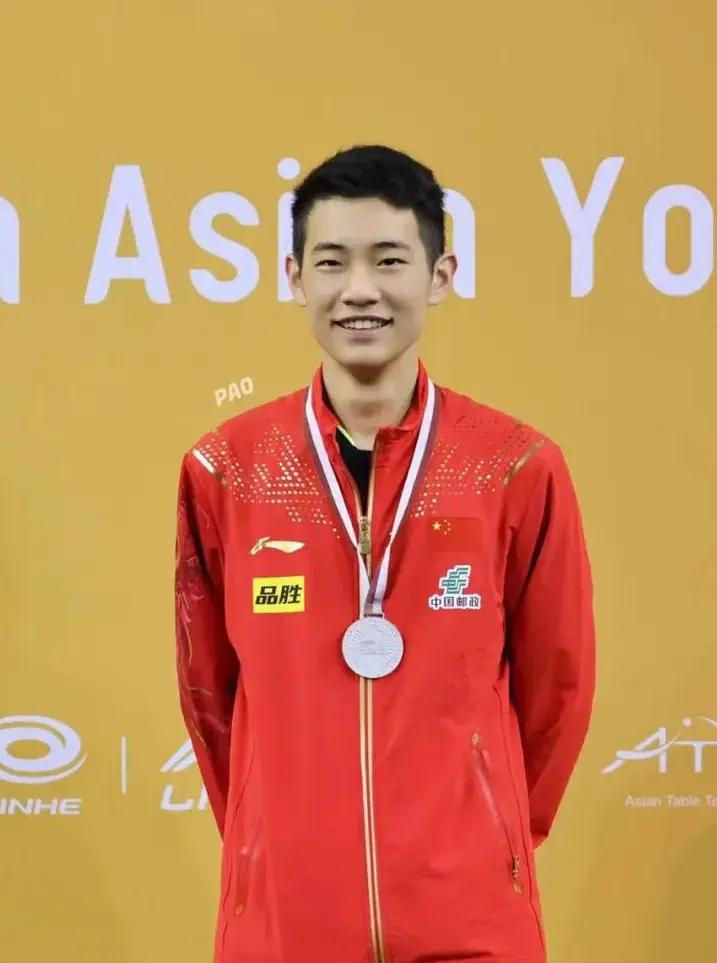 王楚钦大战张禹珍WTT新加坡大满贯男单1/4决赛，王楚钦对阵韩国选手张禹珍。