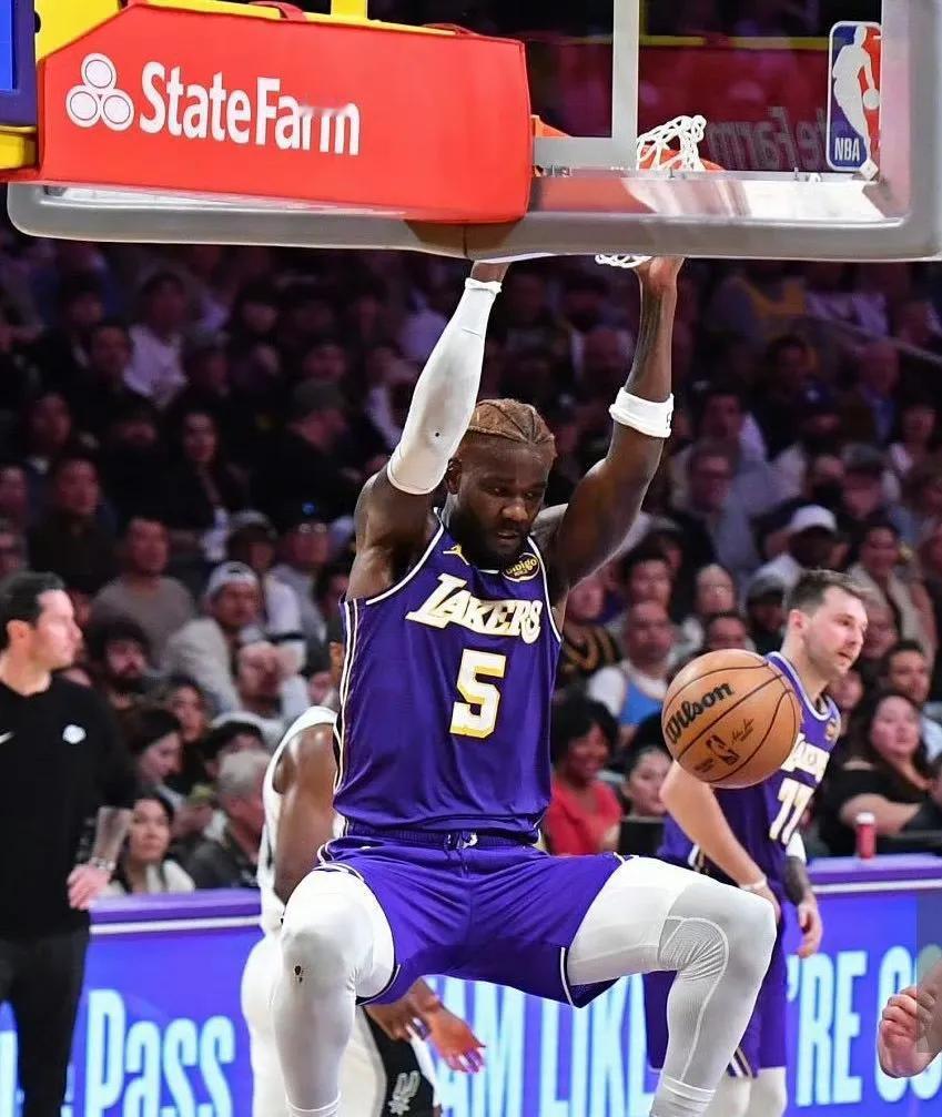 中锋位置的维金斯无论对面中锋是谁，雷打不动的18+10开赛到现在，艾顿每场表