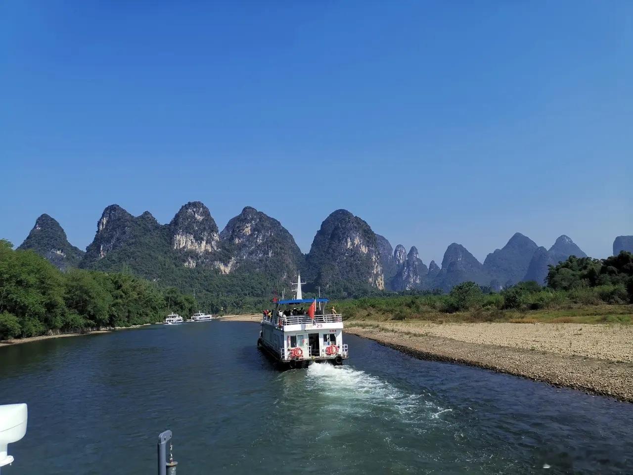 赞桂林桂林山水甲天下，阳朔山水甲桂林。漓江之水清静绿，奇秀险峻峰醉人。