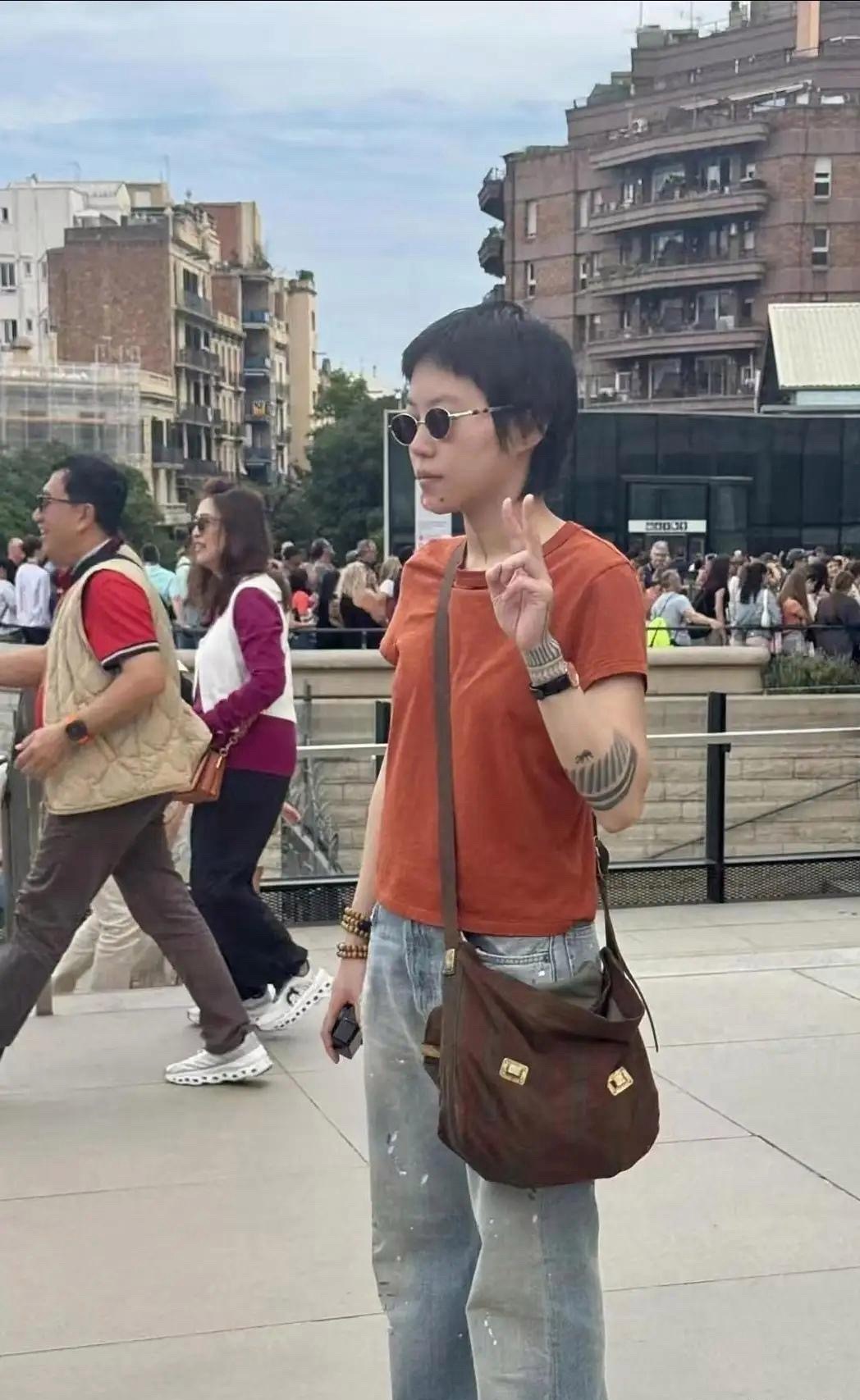 王菲女儿窦靖童在西班牙溜达，寸头配5串珠子超有个性，气质神态都超像王菲！28岁仍