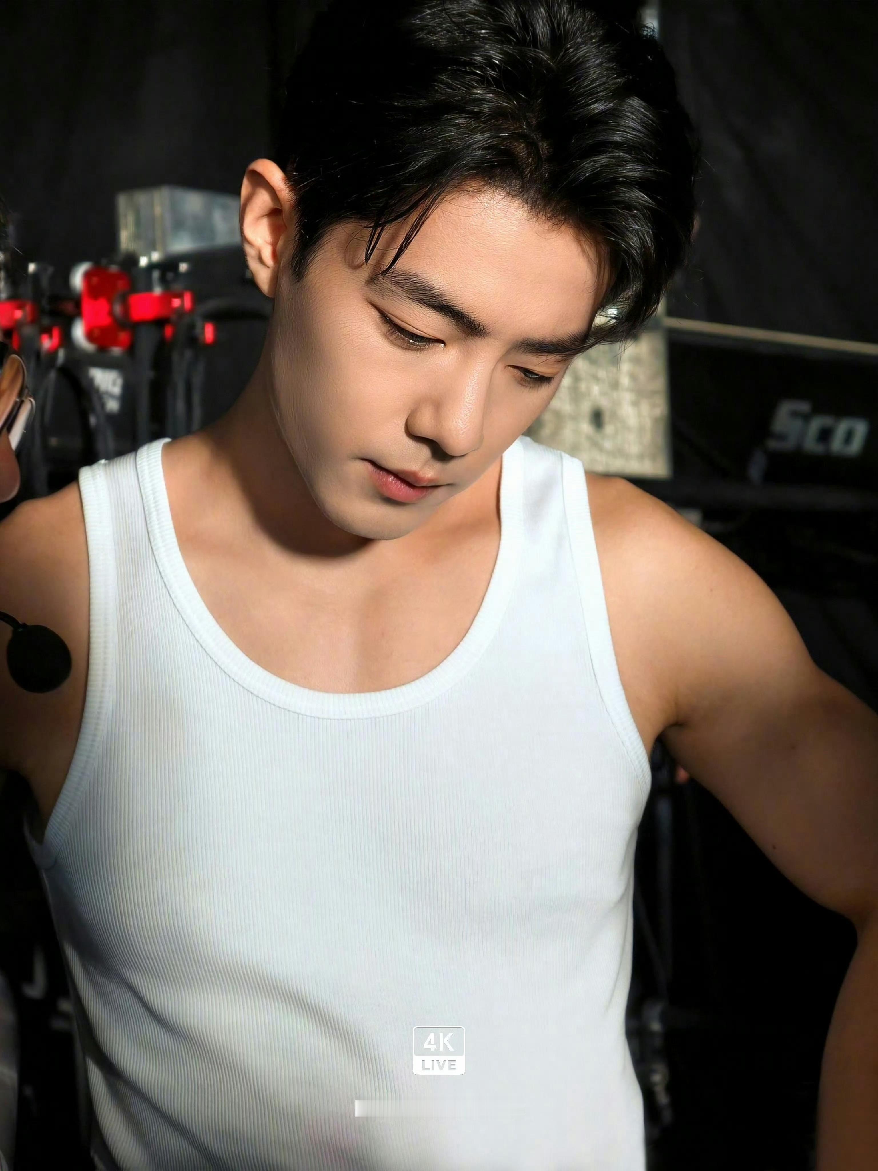 重庆崽儿肖战一组实况大片，肉眼可见的帅啊！