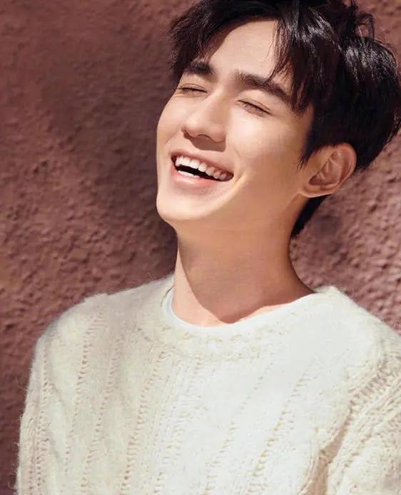 朱一龙拿下金鸡奖影帝的那一刻，我对梁朝伟的滤镜碎了一地。现在才知道，不是梁朝伟演