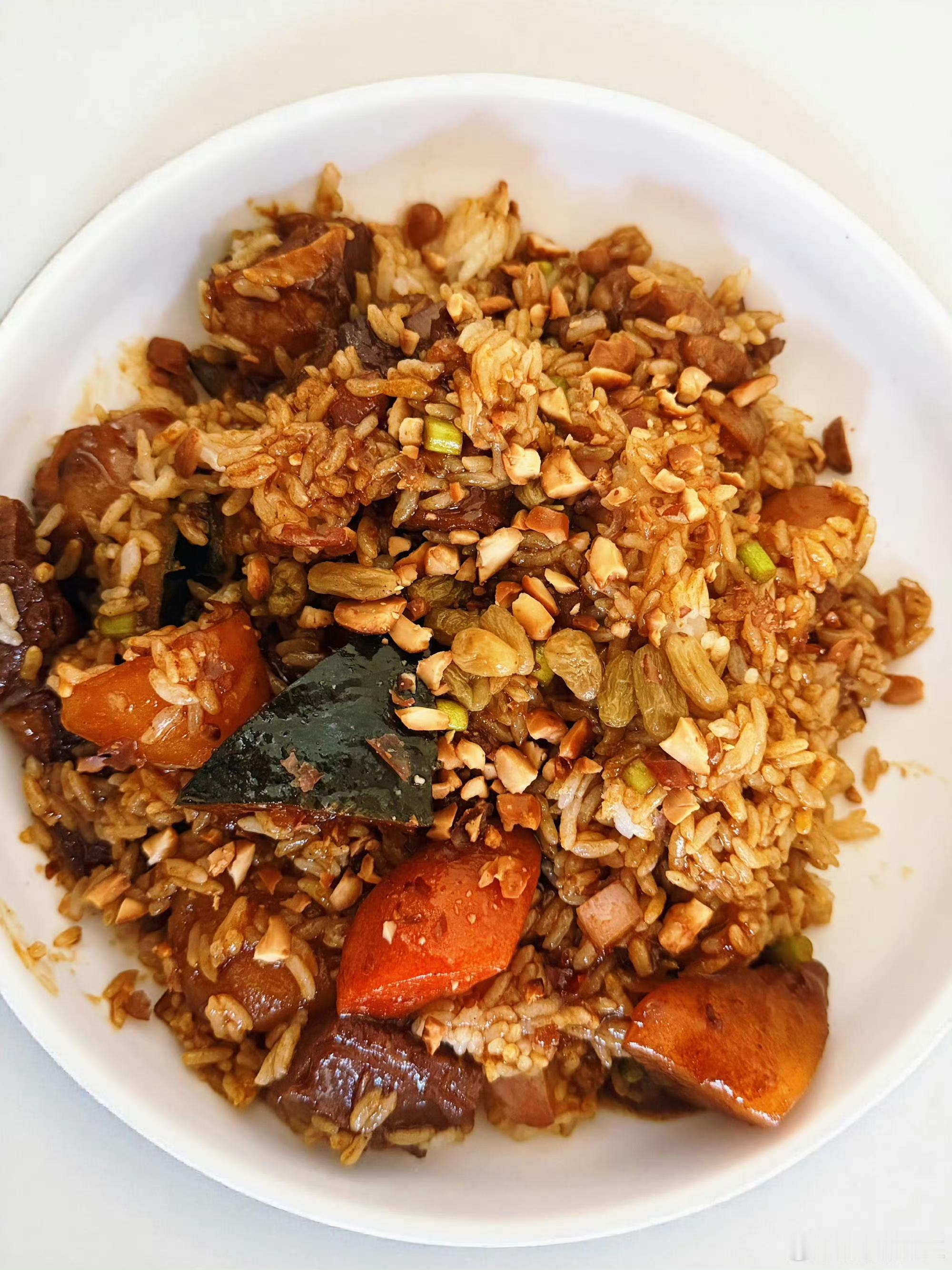 贾冰亲手做徐福烩饭，看着就香气扑鼻！这道出自电影的美食，被他还原得有模有样。还特意隔空喊话沈腾过来品
