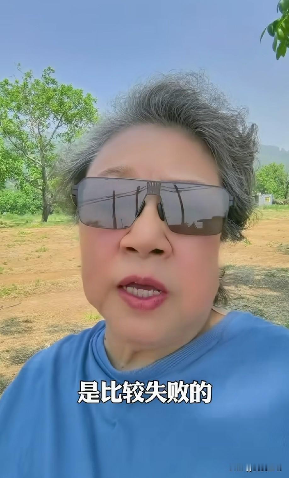 终于有人敢讲真话了。被捧为歌坛天后、有模仿爱尔兰歌手小红霉之嫌的王菲，万万没想到