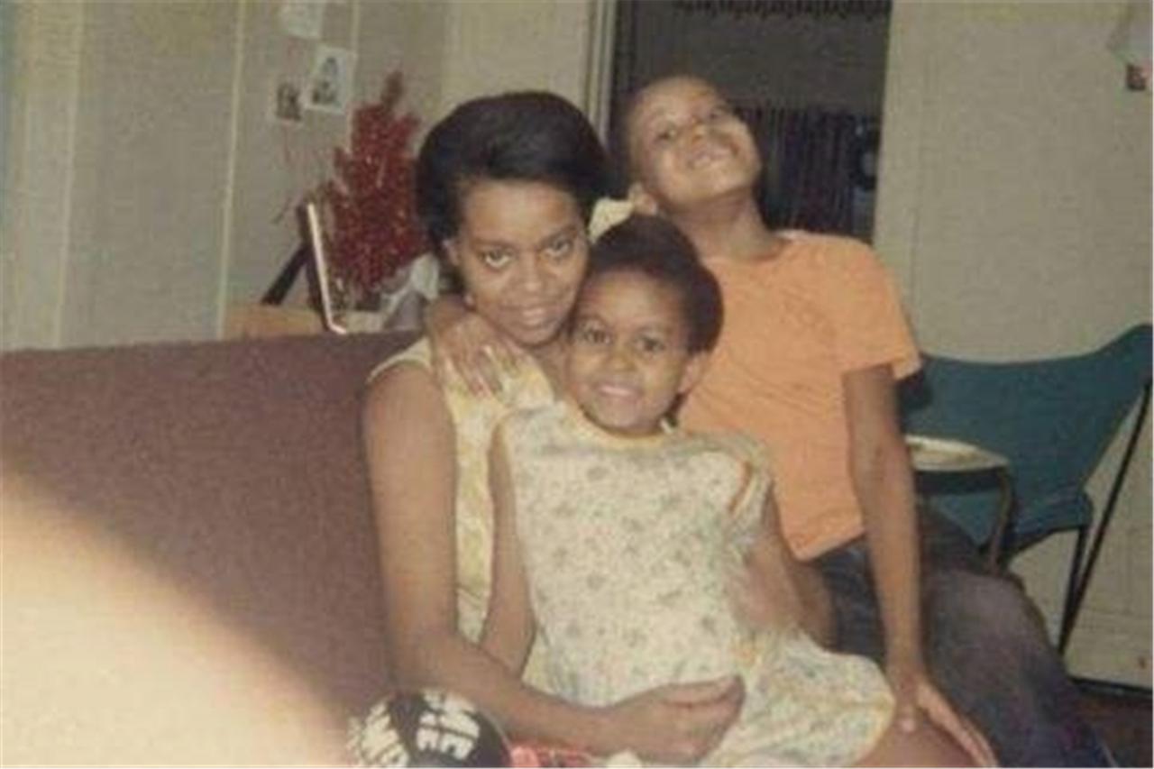 米歇尔小时候眼睛好大，老照片自带滤镜，将她皮肤拍得黄黄的，她看起来也是个可爱的小