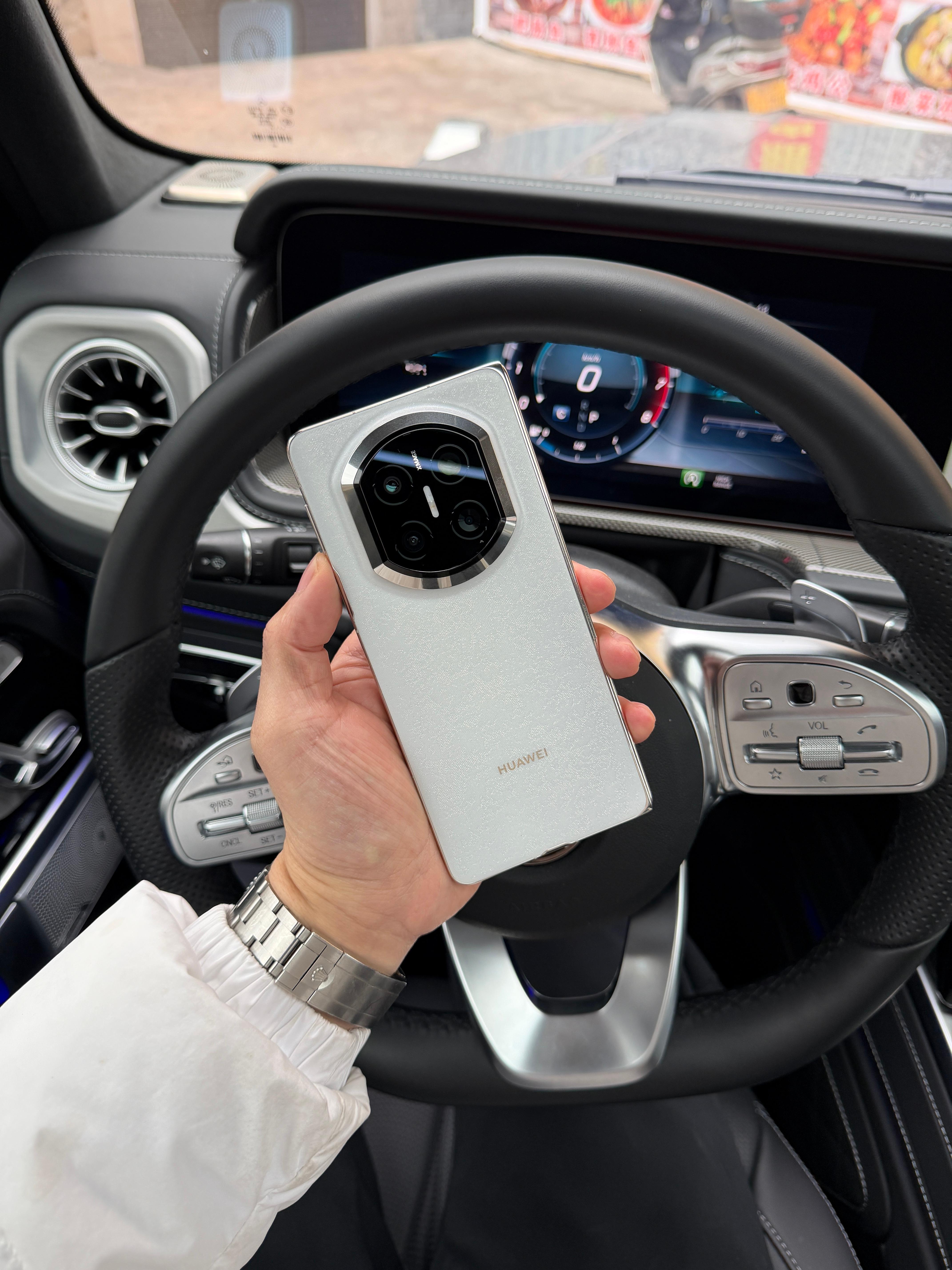 我换新手机了。那旧手机呢？旧手机上…em…旧手机我扔了！