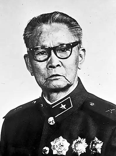 1948年秋天，东北战场风云突变，中央军委突然下达命令：彭明治，从旅长直接升任东