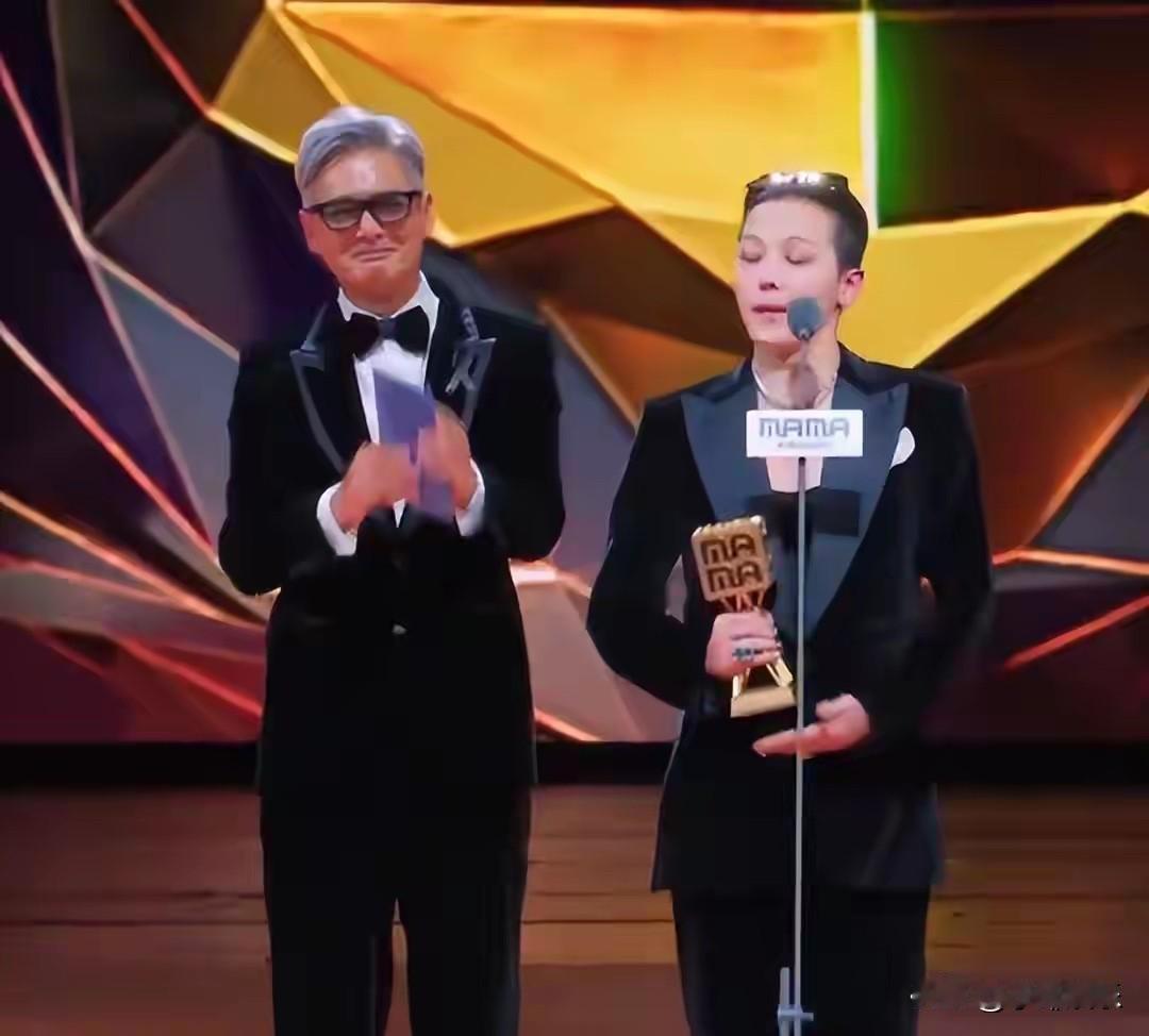 周润发看着真像个糟老头子！以前看过他演的电影，还粉了他一阵子，不过这几年对他没啥