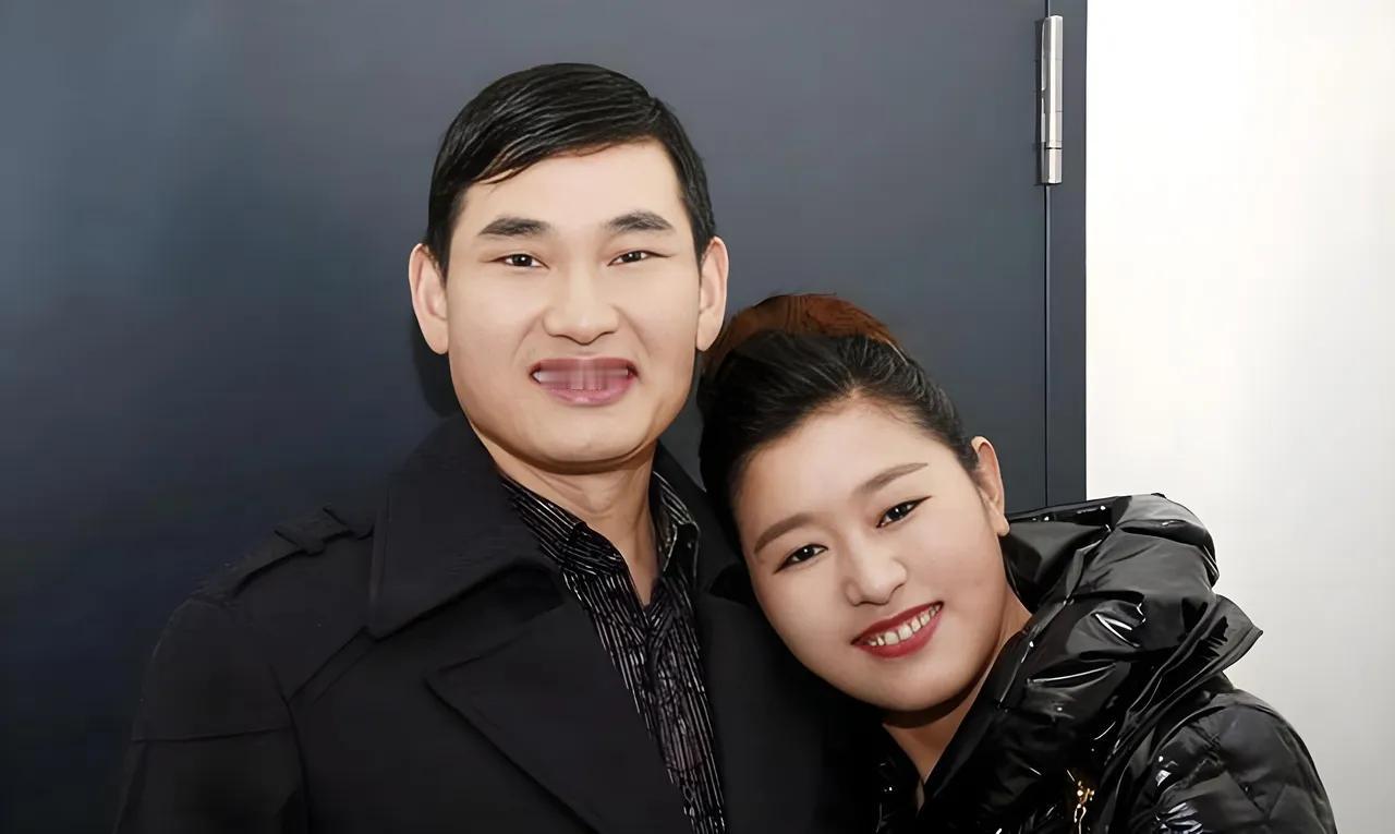 大衣哥回忆过往满心感恩，坦言称没出名那两年，家里穷得揭不开锅，媳妇远赴新疆摘棉花