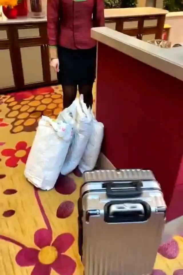 因酒店枕头睡的舒服，女子住澳门五星级酒店时，顺手偷窃酒店价值5000美元的四个枕