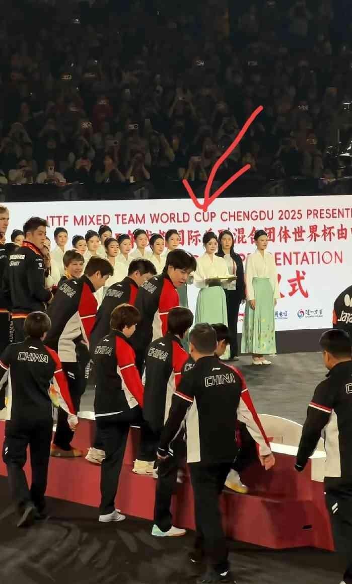混双领奖台那一幕，谁看了不暖到心里？莎莎刚要往边上挪半步，大头已经把中间的奖