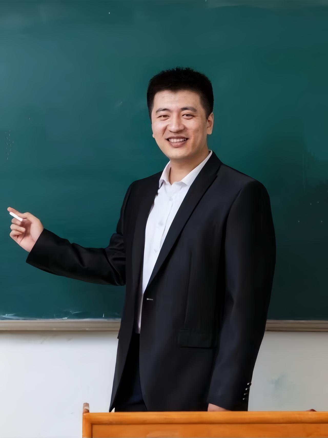 张雪峰人生完成的3大壮举：1、以一己之力，鱼跃龙门，实现阶级跃迁。他本出