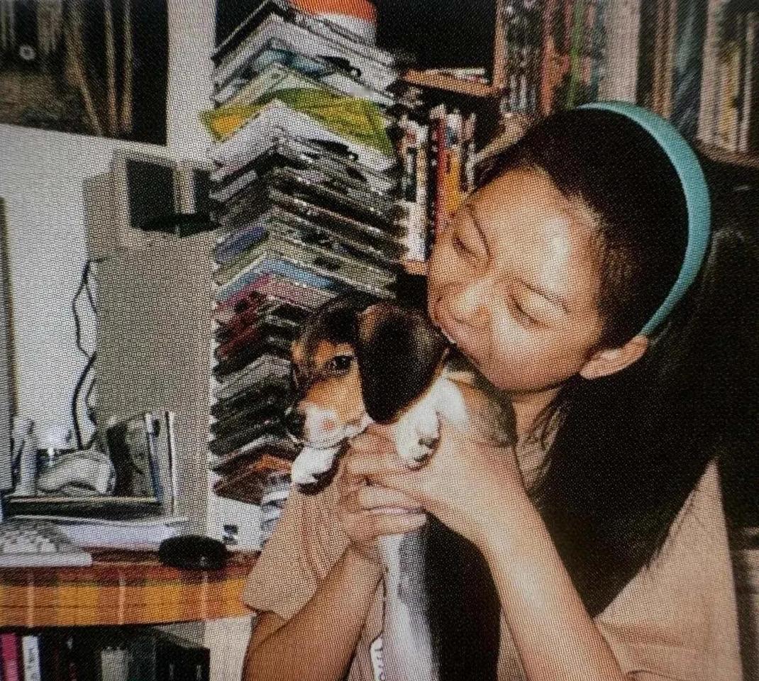 老照片当看到大S在少女时代的家庭照片后，发觉她小时候的家庭生活也还好，比普通家庭