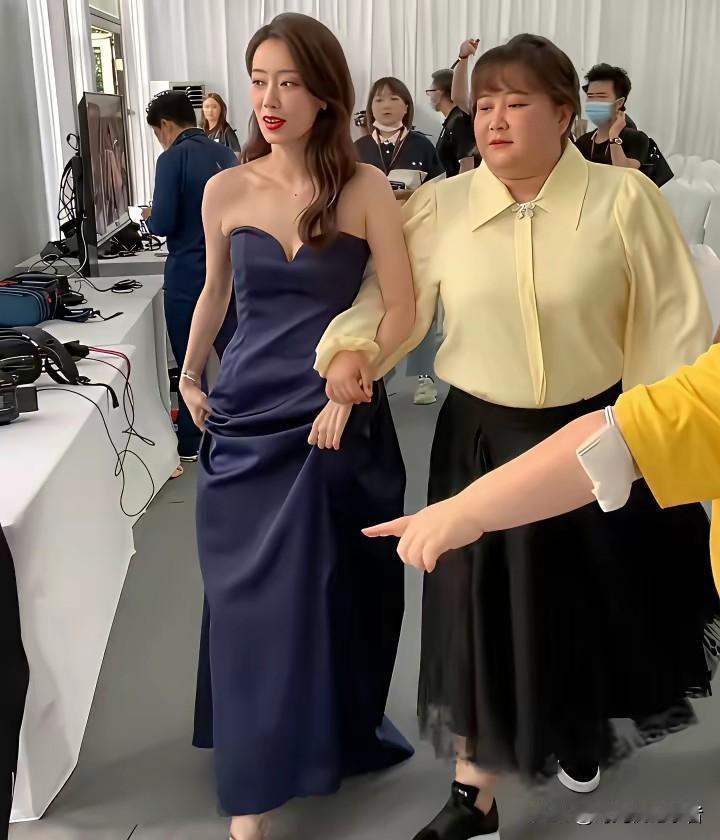 贾玲有种报复性好冷，减肥瘦身后在内地一直没有出镜，频繁出席在国外活动现场。贾玲