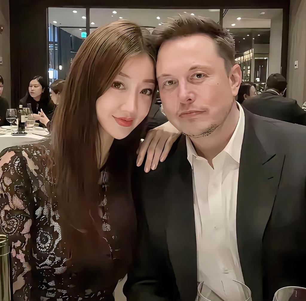 说真的，这是截止目前见过马斯克与最漂亮的一位女孩同框虽不知道这位女孩是谁，但