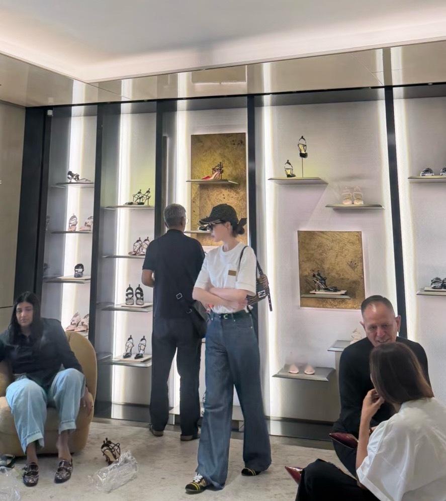 43岁唐嫣在意大利逛奢侈品店被偶遇，真人又高又瘦，目测接近1.75米
