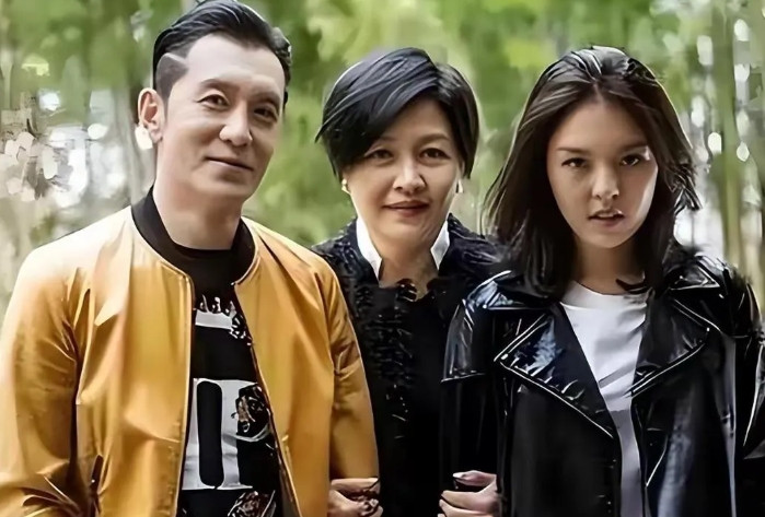 李咏也没想到，自己离世8年后，23岁的女儿就走上一条“不归路”。23岁的法图