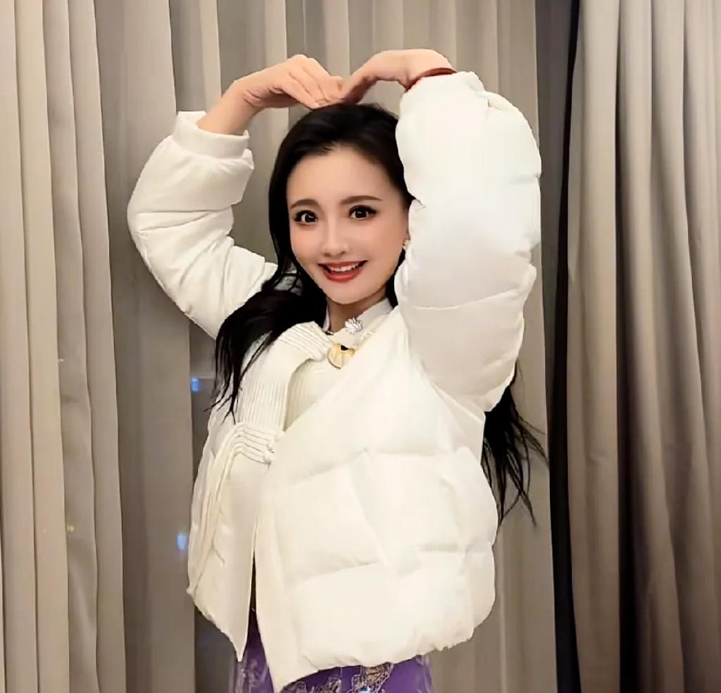 还是保守了。孙茜抖出这五个字，比台上所有包袱加起来都狠。五十三度的矿泉水瓶子