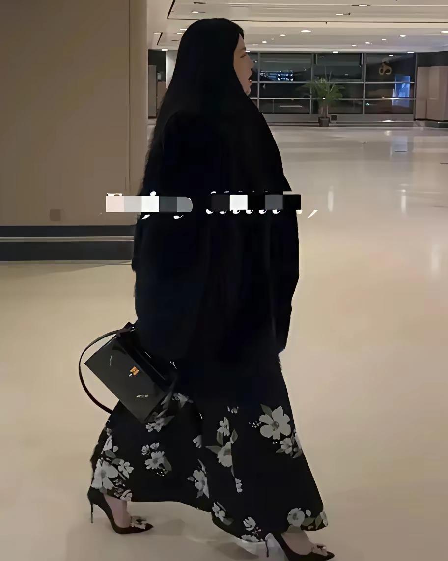 真是“冰火两重天”，“美丽冻人”啊！光看着那光脚的模样，便觉寒意刺骨。大东北，