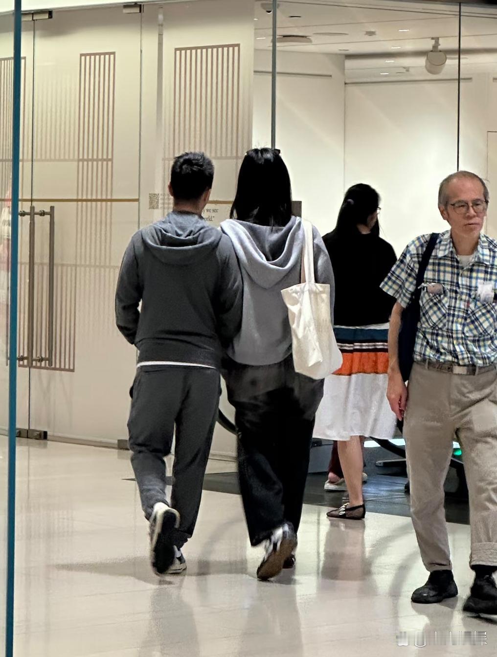 37岁奚梦瑶和老公何猷君在香港逛商场被偶遇，夫妻俩身高差不多，并肩走路，看起来好