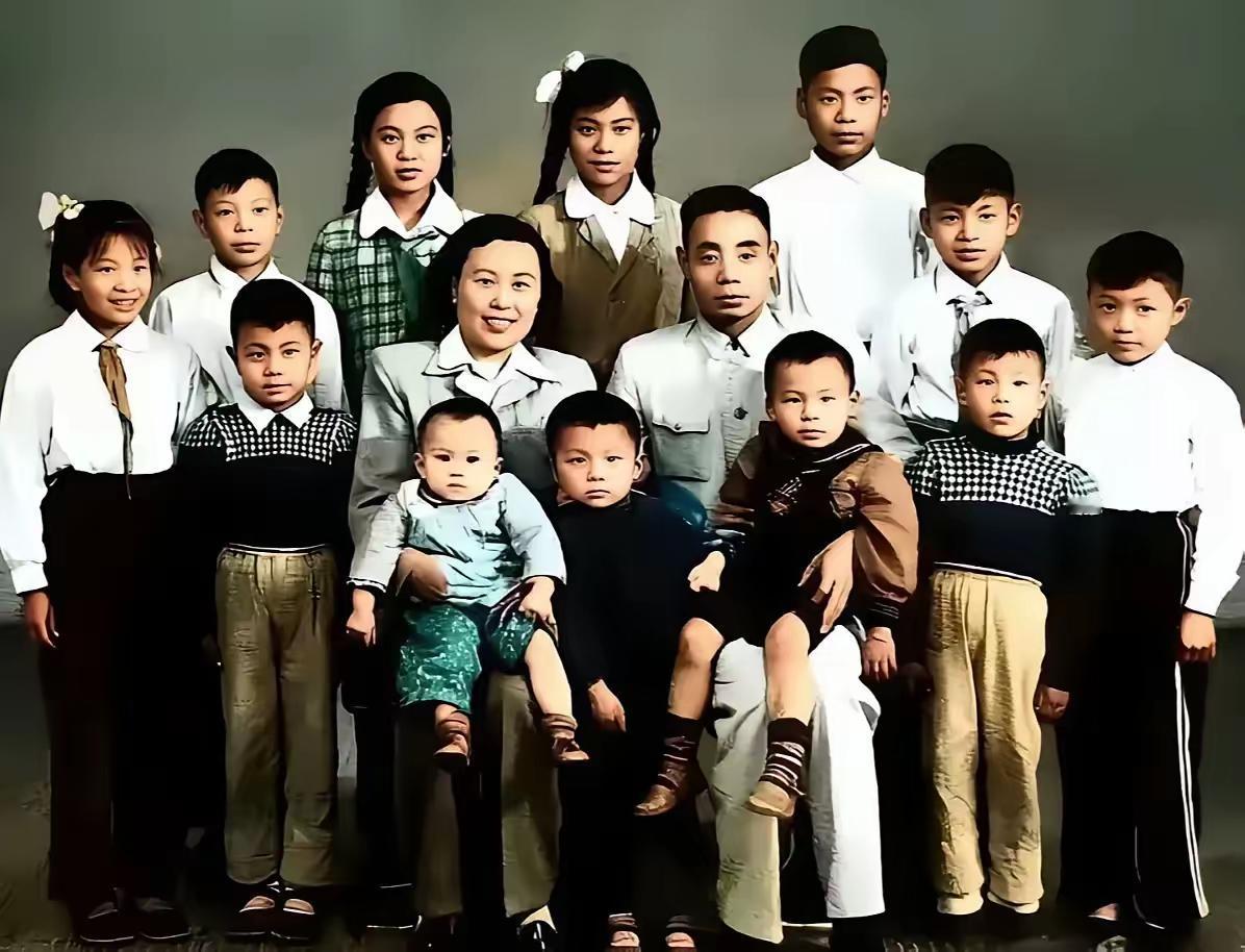 这是常胜将军吴信泉和妻子俞惠如，以及12个子女的真实样貌，都看看吧，吴信泉生孩子