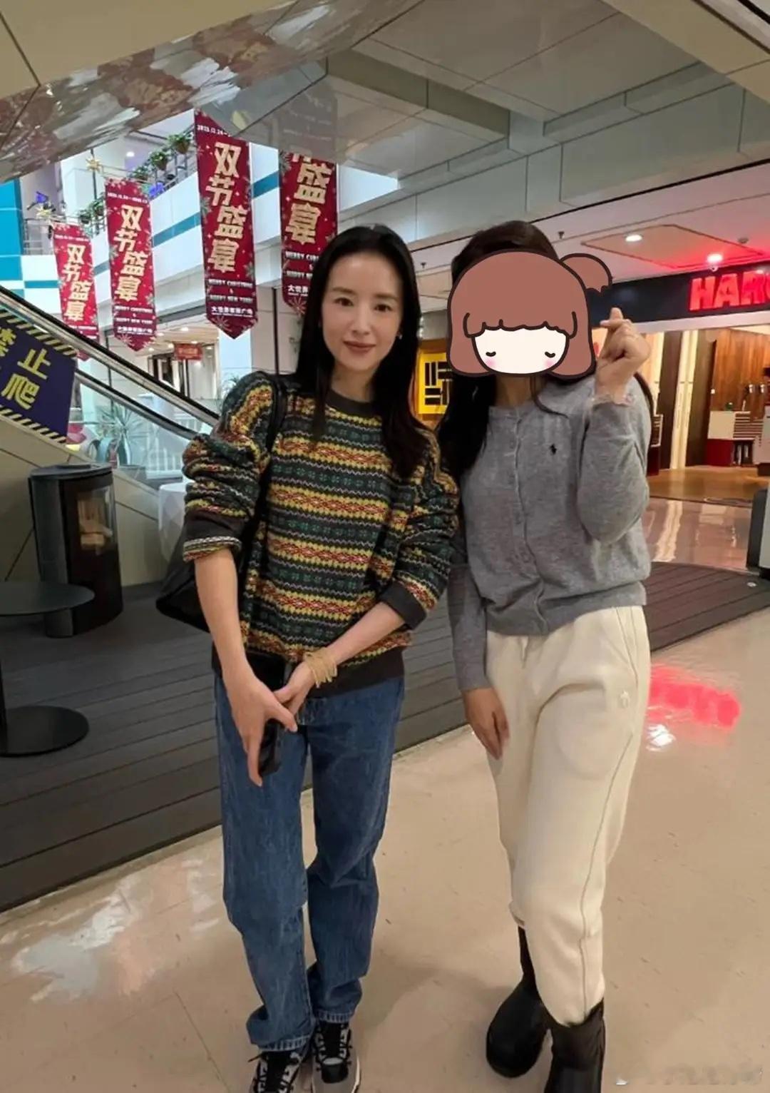 董洁回大连，装修别墅逛家具广场，80多斤身材穿修身牛仔裤都好肥！