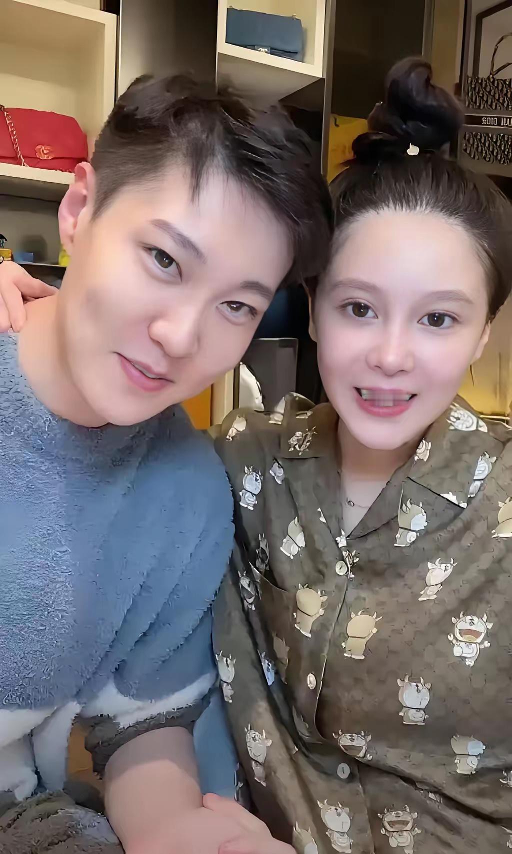 赵本山女儿球球和她老公直播，网友发弹幕说：你老公好像我三姨。球球说：还有人说