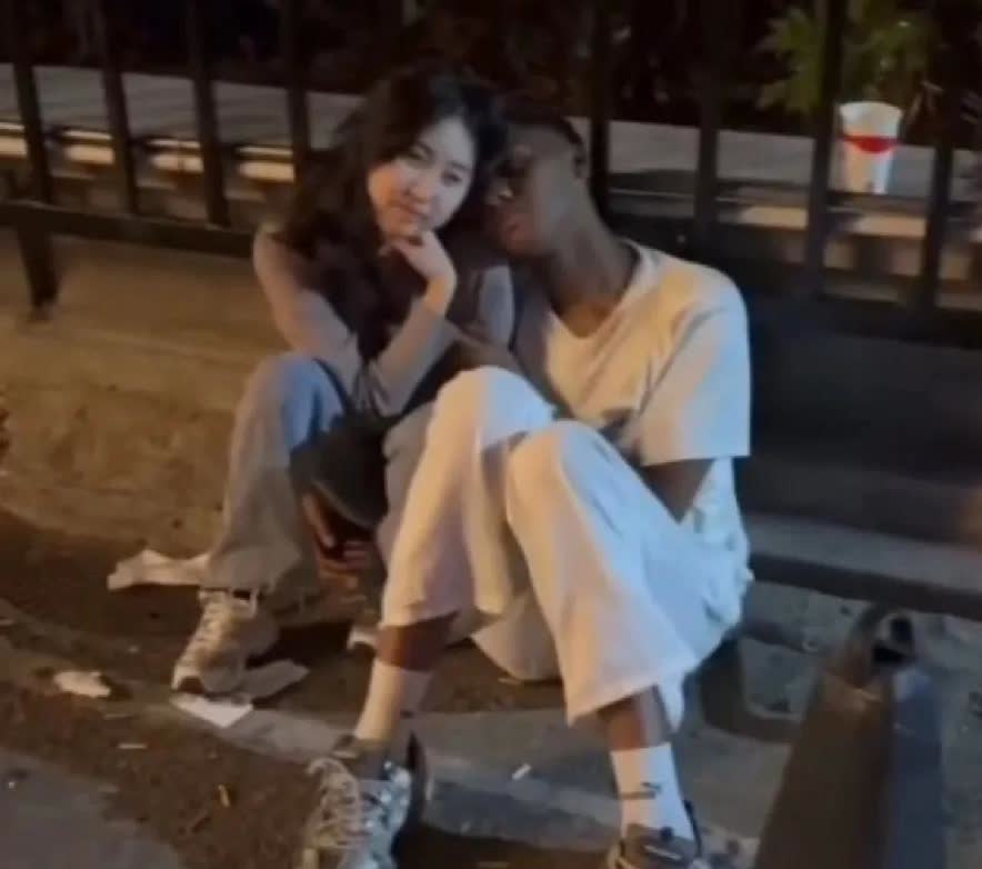 黑人醉倒在街头，女友不断的给黑人“男友”提供情绪价值信不信，这黑人酒钱就是这