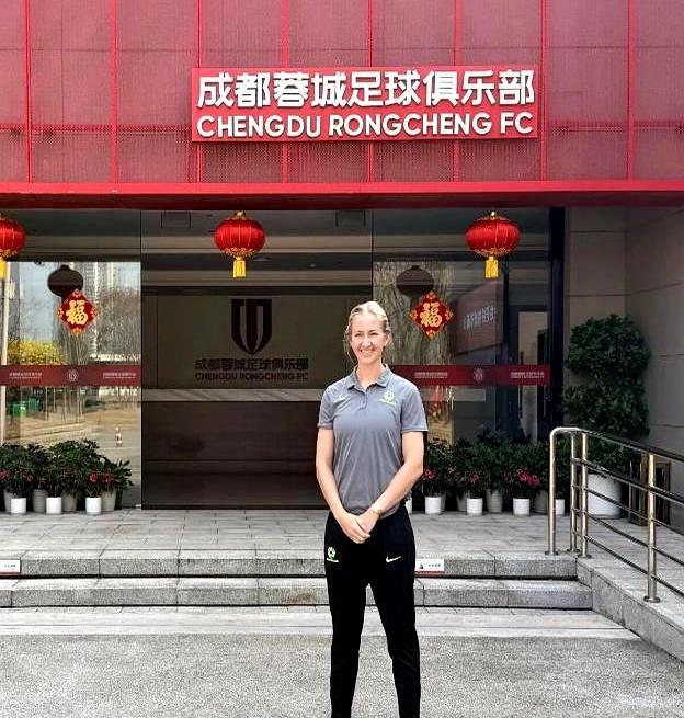 你绝对想不到，一个澳大利亚女人在成都的足球场边，用一句话就让全场安静了。前