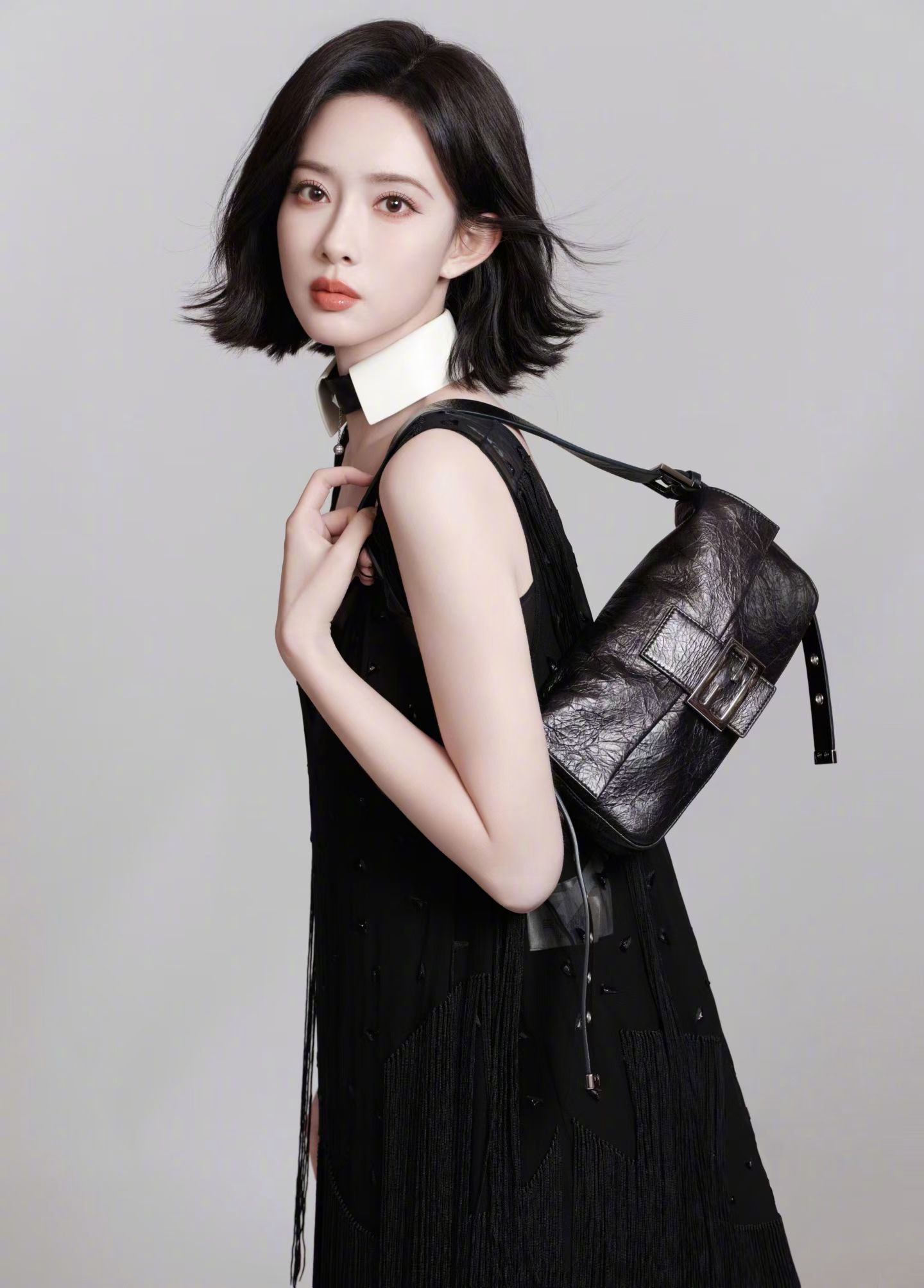 孟子义inFENDI🖤穿着2026秋冬女士系列，背着Baguette