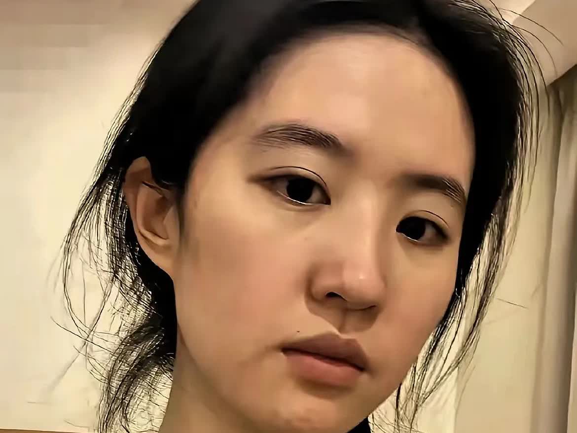 刘亦菲今早随手甩出一张素颜自拍，头发乱糟糟像刚睡醒，连黑眼圈都明晃晃挂着