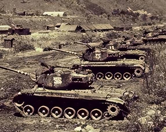1951年，美军坦克冲向志愿军阵地，然炮兵未接命令，皆不敢开炮。阵地上的空气