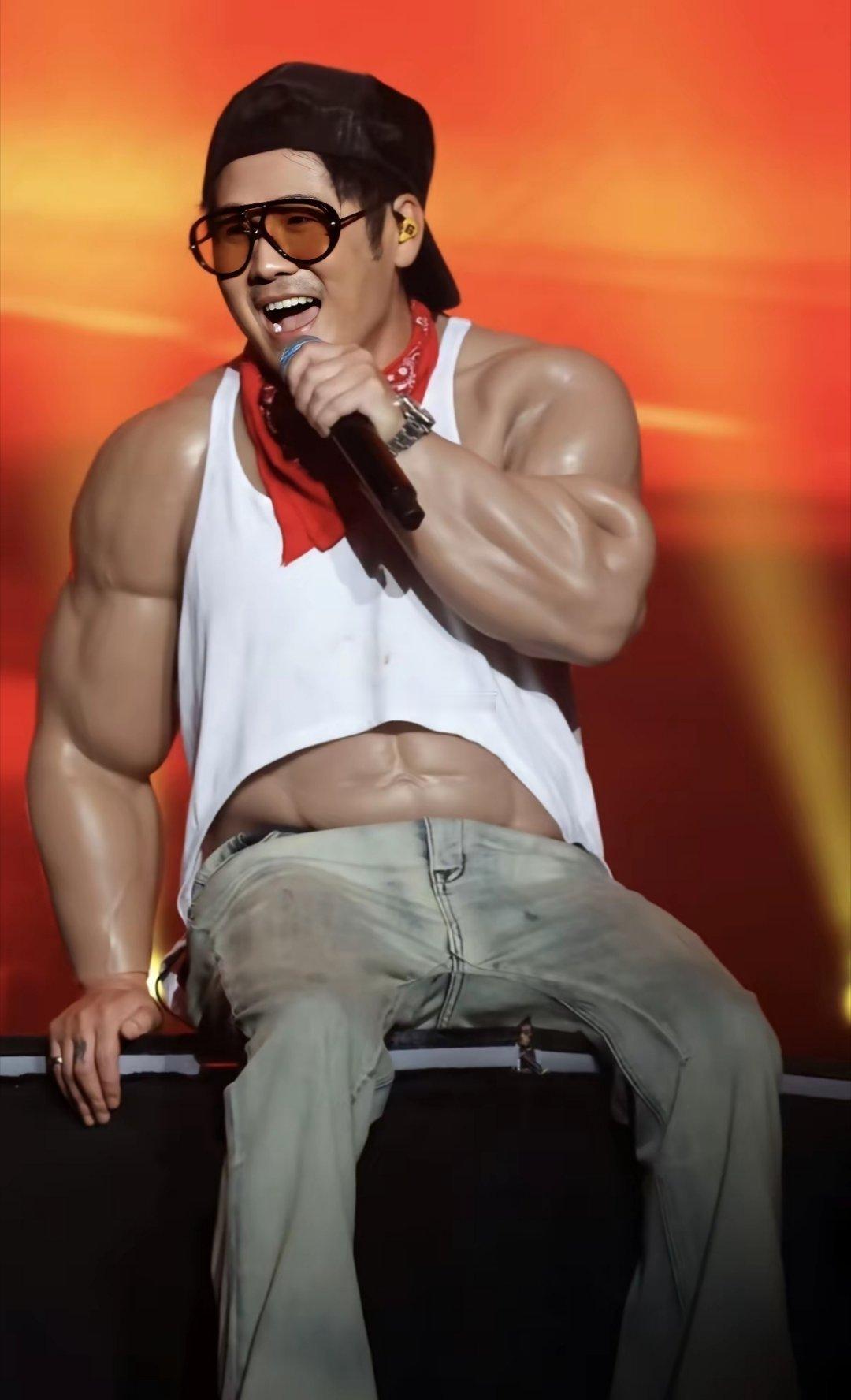 曹格这个腱子肉太好看了，中年男明星也可以很自律！