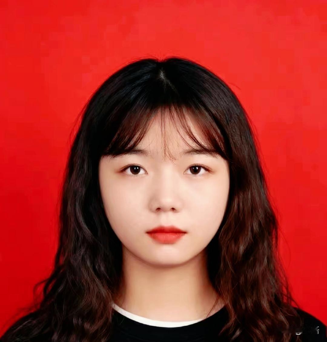 刘杨，出生于2002年9月，女，汉族，重庆奉节人，奉节县平安乡咏梧7村村民。