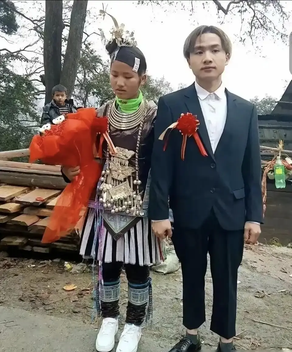 看起来年纪都不大啊，就结婚了？