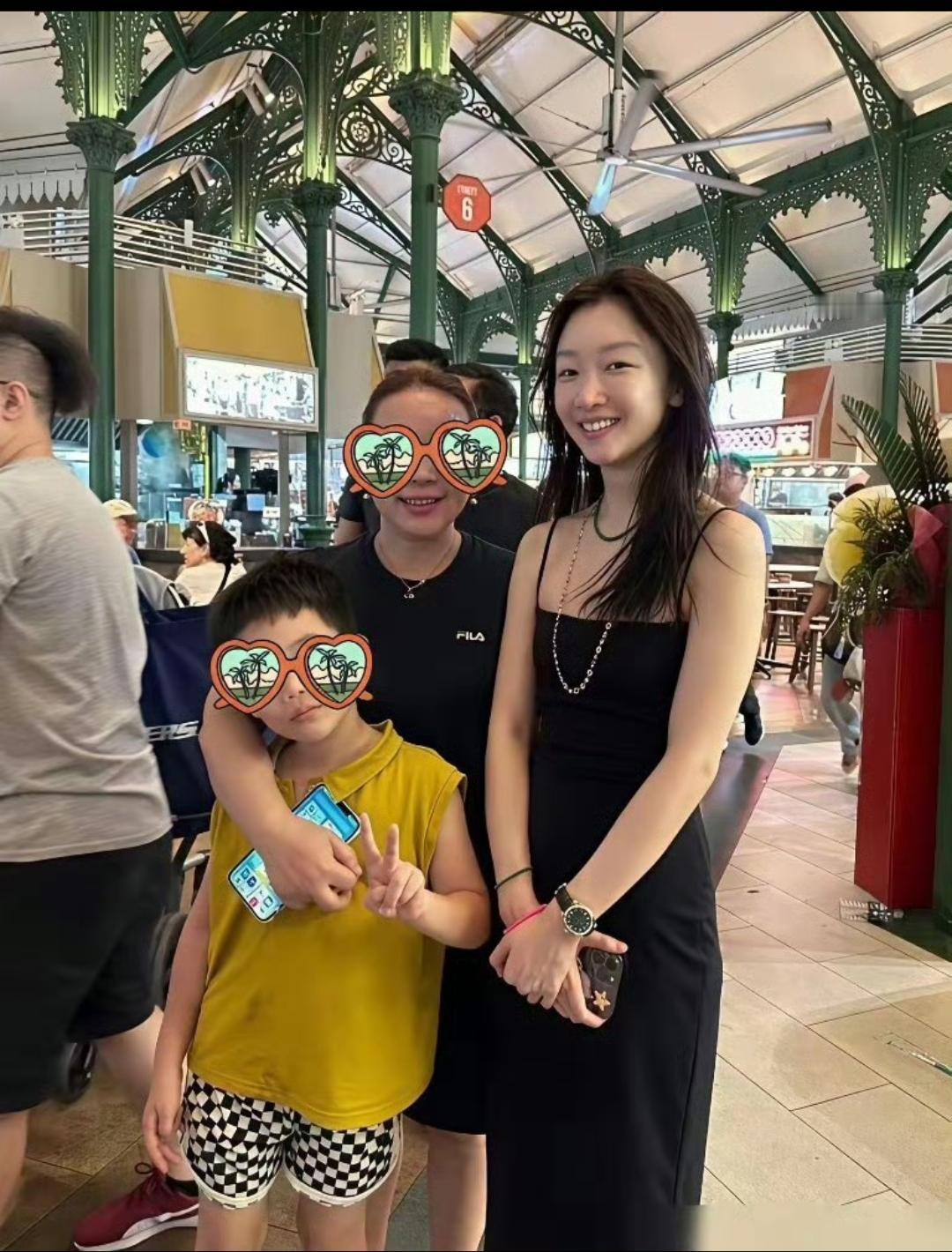 路人角度下还是比较好看的！说来也奇怪，总感觉她不化妆素颜比她浓妆艳抹还好看[比