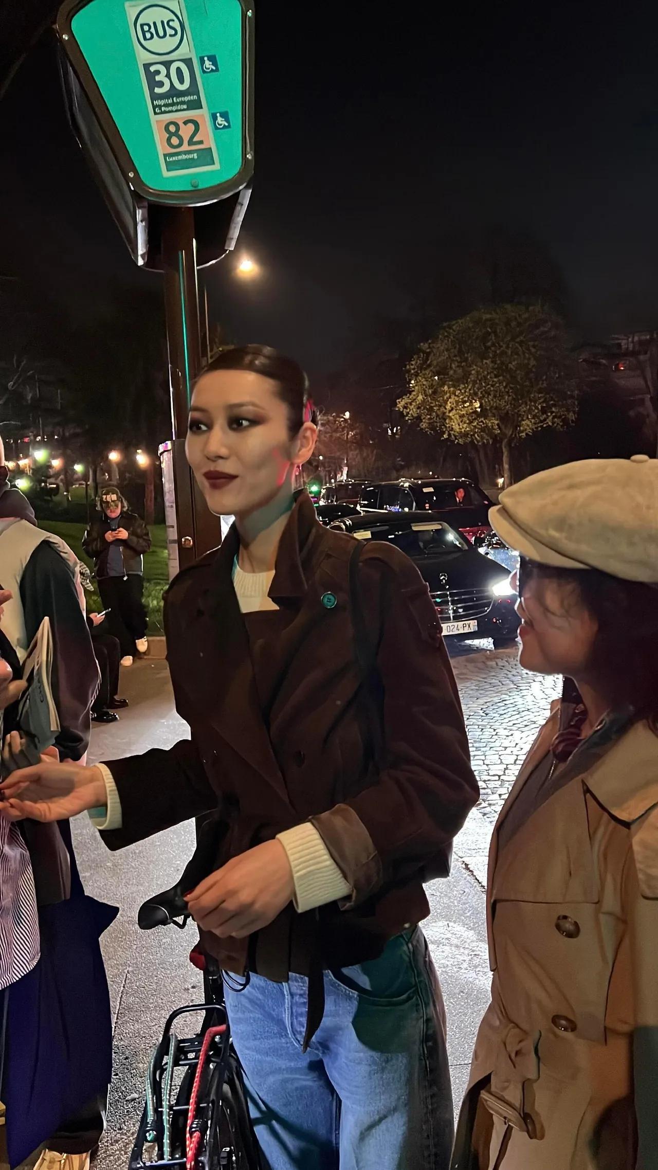 又被刘雯震撼到了！网友巴黎街头偶遇刘雯，要么说这明星走到哪里都收欢迎，即使在国