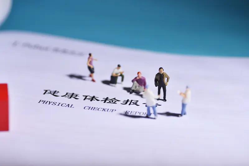 我戒烟的原因还挺多。首先是健康因素,吸烟久了,每次爬几层楼梯就气喘吁吁,体检时各